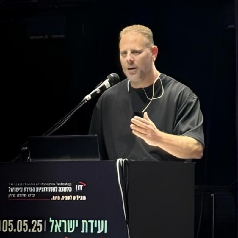 ניר מקובר
